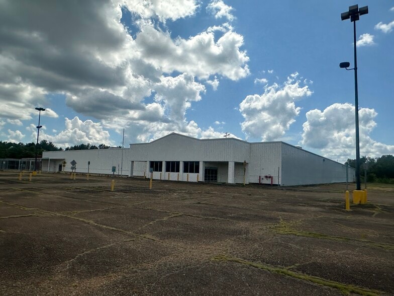 Primary Photo Of 124 Winchester Dr, West Point General Retail For Sale