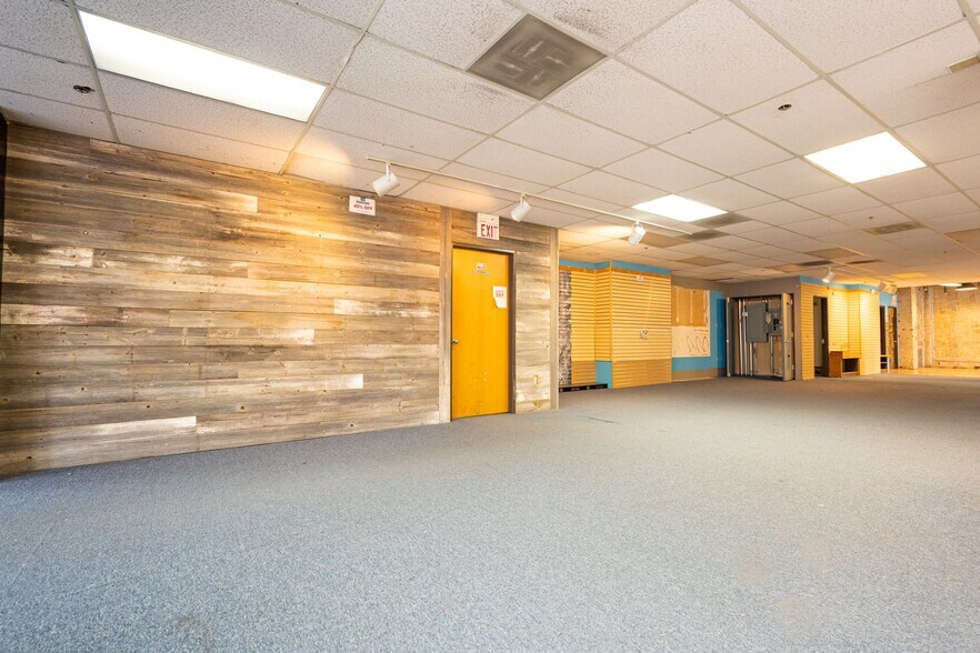 More Photos Of 219 SW Broadway, Portland Storefront For Lease