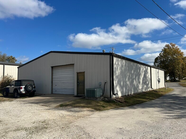 More Photos Of 370 S 40th St, Springdale Warehouse For Lease