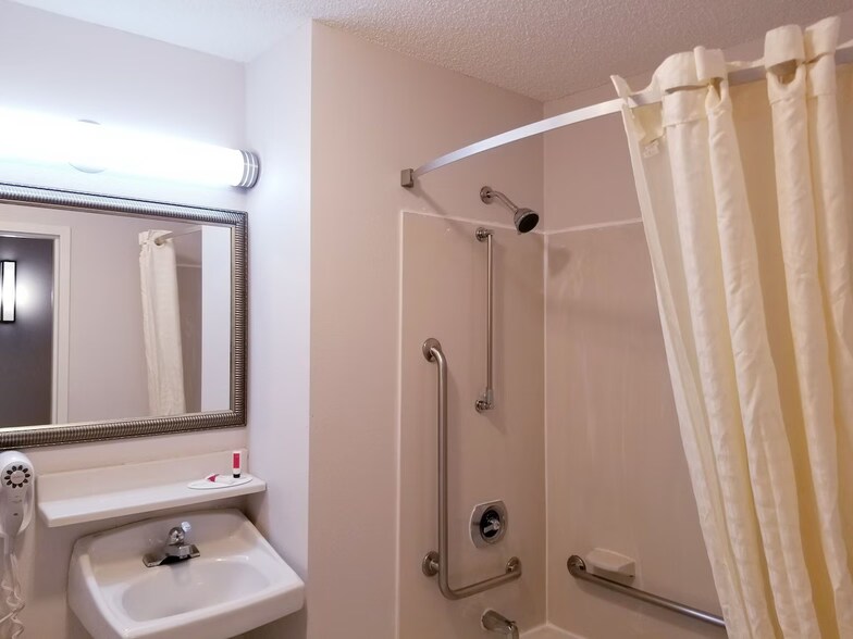 More Photos Of 5710 Challenger Pky, Fort Wayne Hotel For Sale