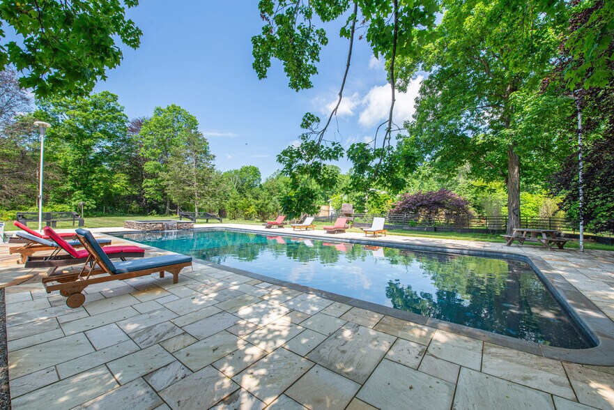 More Photos Of 62 Mount Pleasant Rd, Columbia Specialty For Sale