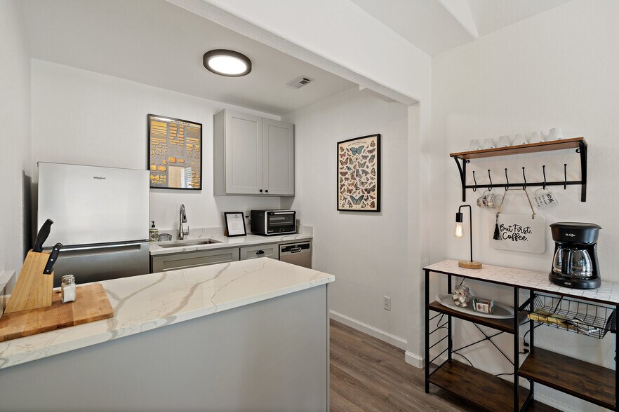More Photos Of 104 Scudder Ln, Wimberley Hotel For Sale