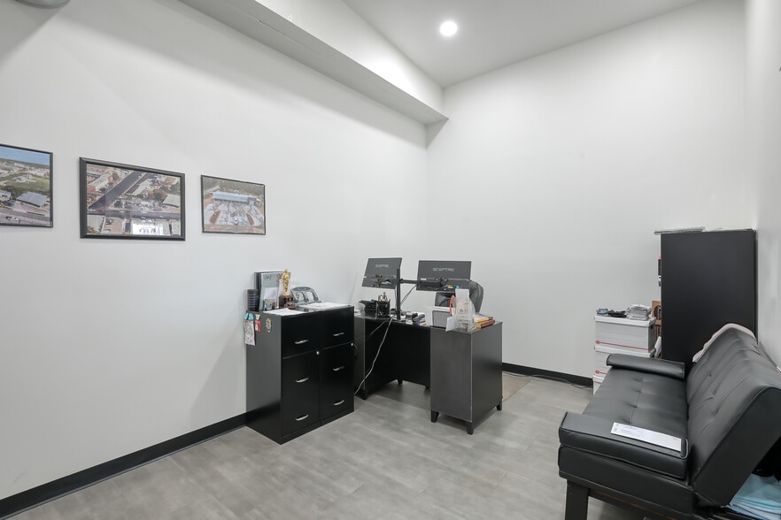 More Photos Of 202 N Frazier St, Conroe Freestanding For Sale