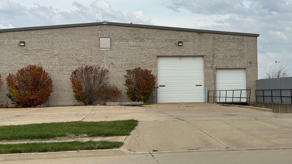 More Photos Of 2401 1/2 Empire, Bloomington General Retail For Sale