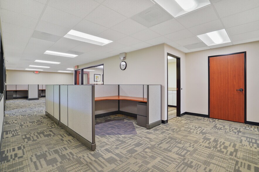 More Photos Of 30423 Canwood St, Agoura Hills Office For Sale