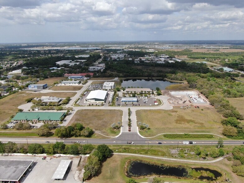 More Photos Of 8250 Vicela Dr, Sarasota Warehouse For Lease