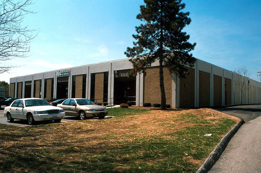 More Photos Of 1249-1265 N Warson Rd, Creve Coeur Warehouse For Lease