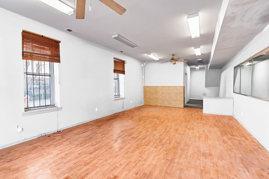 More Photos Of 617 S 18th St, Philadelphia Storefront Retail Residential For Lease