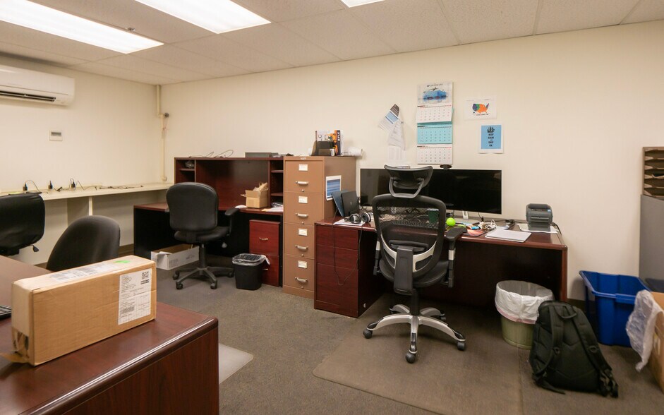 More Photos Of 72 Johnny Cake Hill Rd, Middletown Distribution For Sale