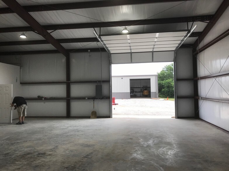 More Photos Of 1011 Upper Denton Rd, Weatherford Warehouse For Lease