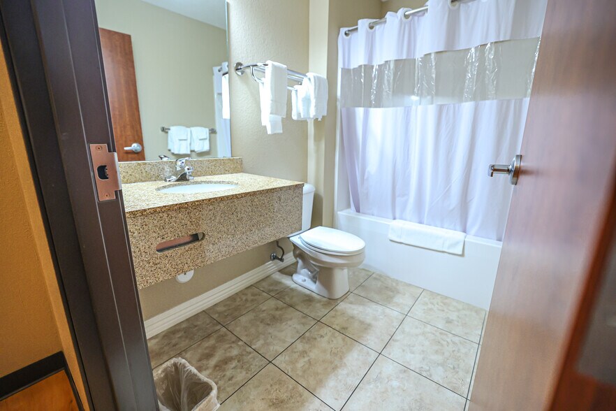 More Photos Of 625 W Washington St, Pittsfield Hotel For Sale