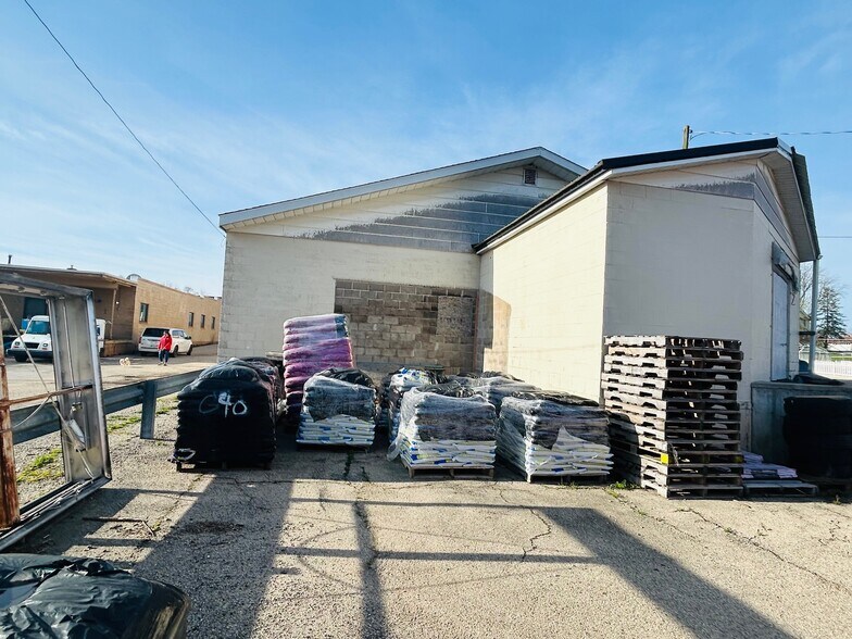 More Photos Of 305 W Madison St, Waterloo Freestanding For Sale