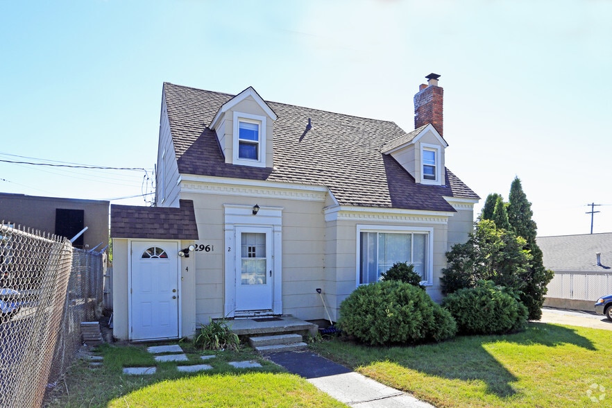 More Photos Of 2961 Prynne St, Keego Harbor Apartments For Sale