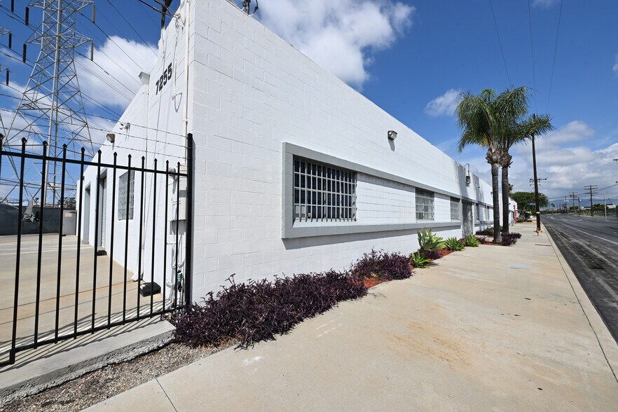 More Photos Of 7311 Radford Ave, North Hollywood Manufacturing For Lease