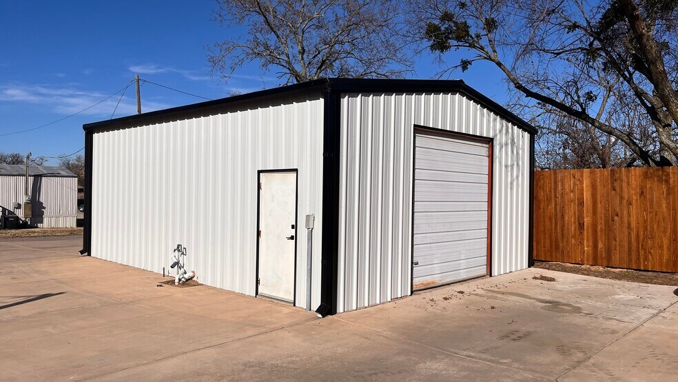 More Photos Of 302 N Main St, Collinsville Light Manufacturing For Lease