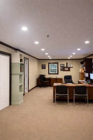 More Photos Of 436 E Locust St, Dekalb Manufacturing For Lease