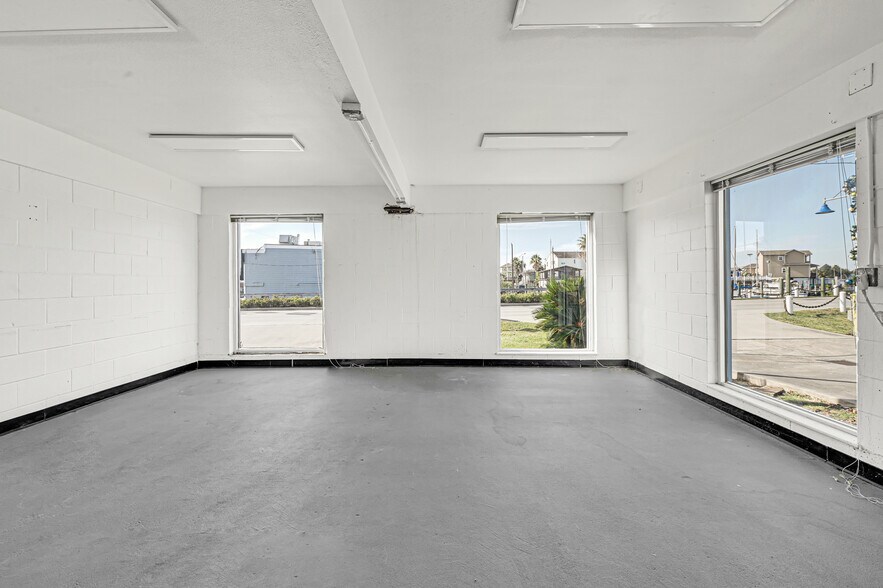 More Photos Of 815 Clear Lake Rd, Clear Lake Shores Storefront Retail Office For Sale