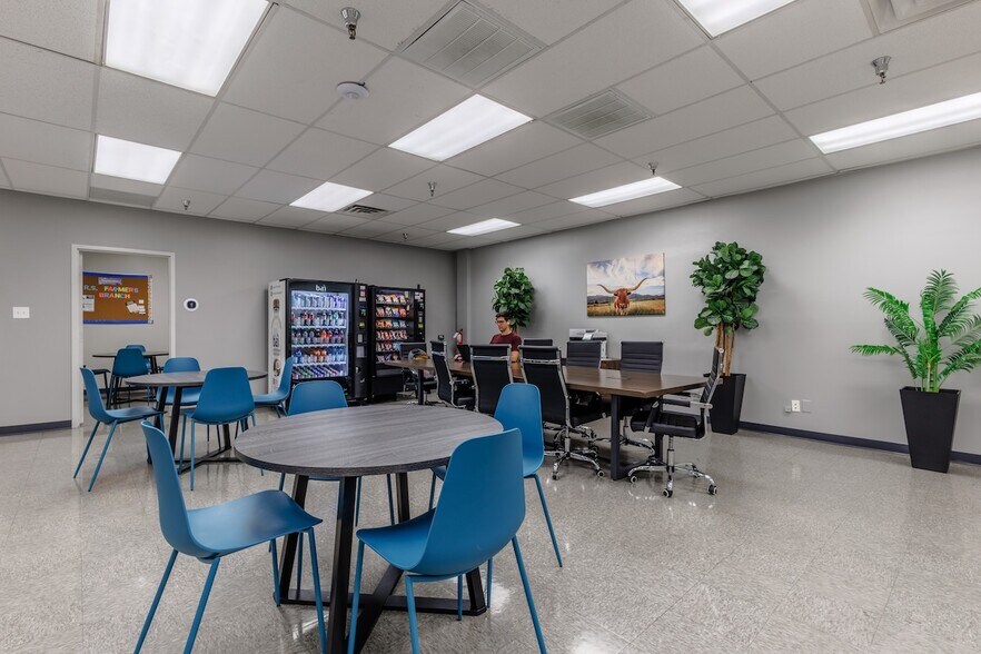 More Photos Of 11410-11420 Mathis Ave, Farmers Branch Distribution For Lease