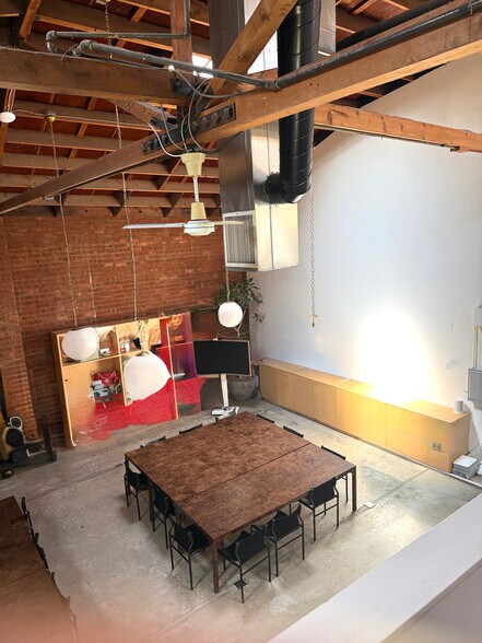 More Photos Of 1112 N Beachwood Dr, Los Angeles Office For Lease