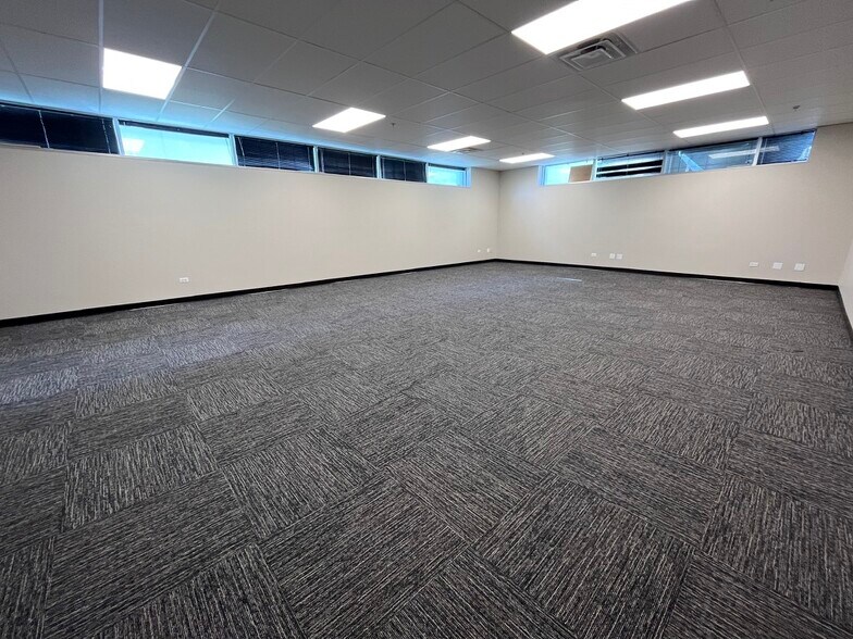 More Photos Of 425 Quadrangle Dr, Bolingbrook Office For Lease