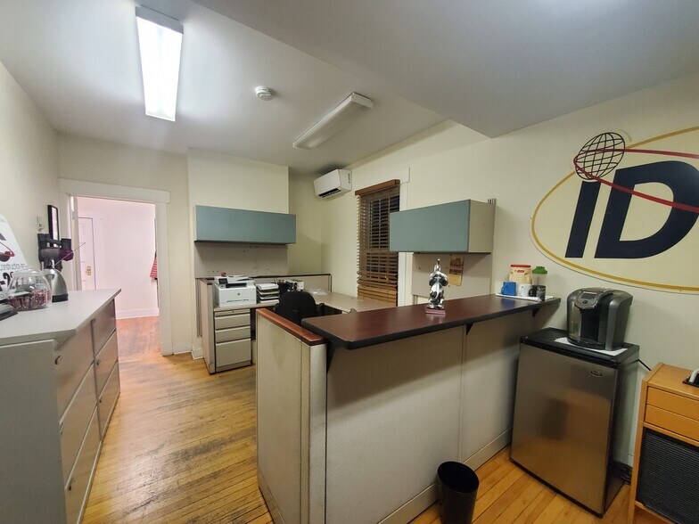 More Photos Of 52 Maple Pl, Amityville Office For Lease