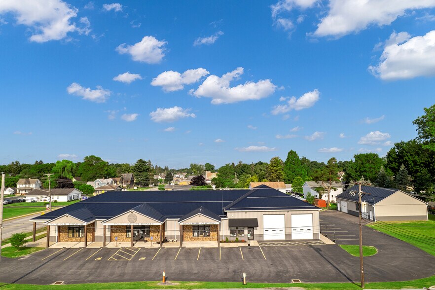 Primary Photo Of 13394 Broadway St, Alden Freestanding For Sale