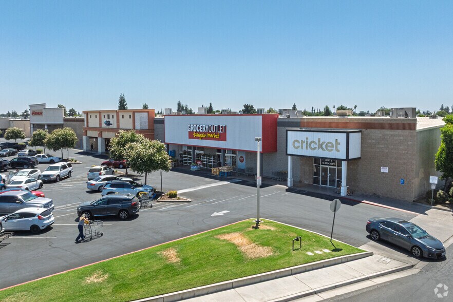 Primary Photo Of 2313-2425 S Mooney Blvd, Visalia Storefront For Lease