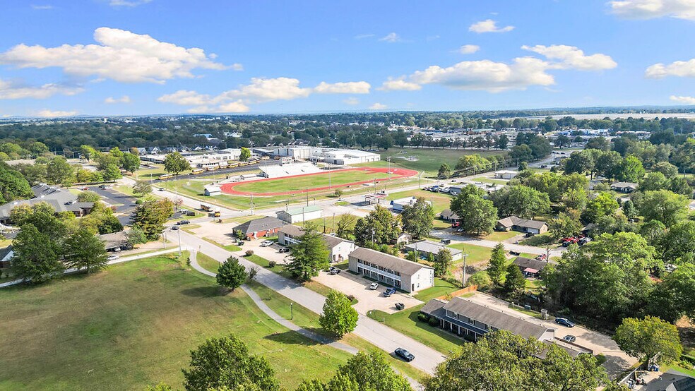 More Photos Of 1810 W Twin Springs St, Siloam Springs General Retail For Sale