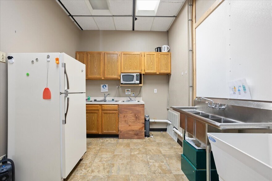 More Photos Of 1904 E 15th St, Cheyenne Office For Sale