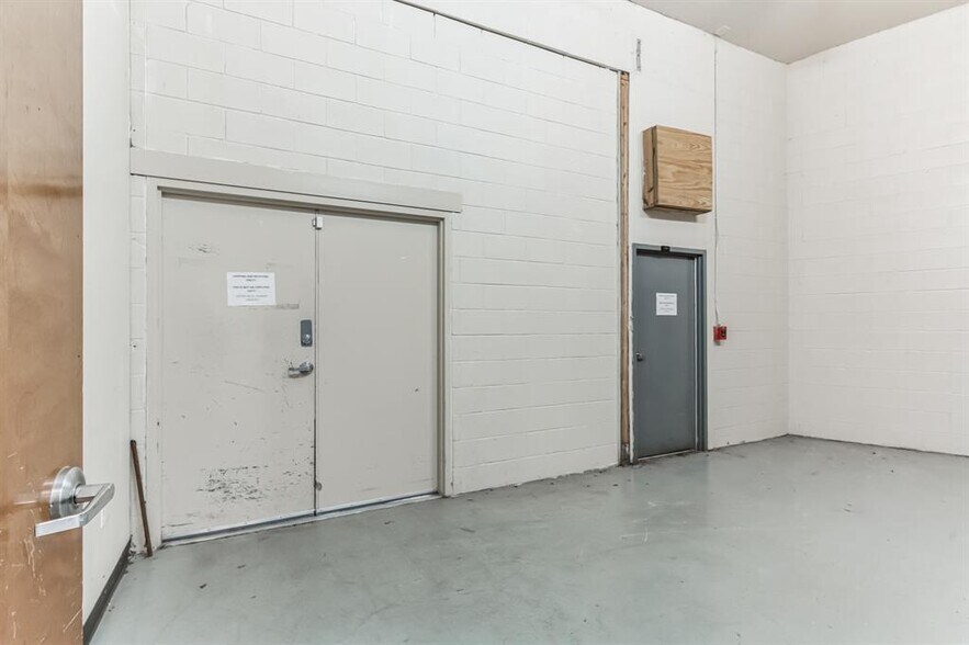 More Photos Of 425 Round Rock West Dr, Round Rock Light Distribution For Lease