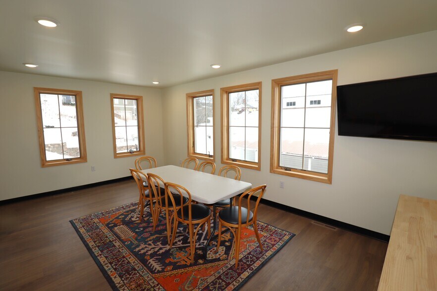 More Photos Of 257 Manypenny Ave, Bayfield Office For Lease