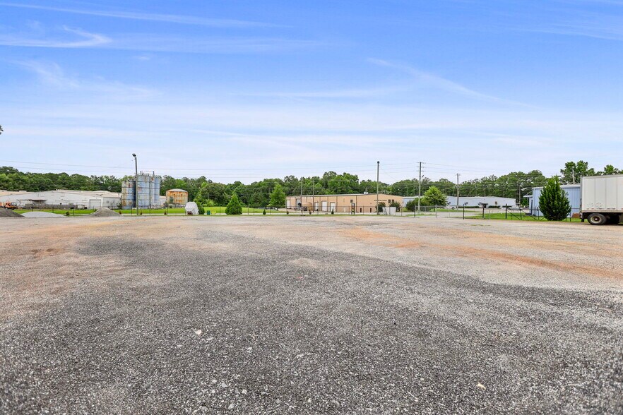 More Photos Of 477 Corinth Rd, Newnan Warehouse For Lease