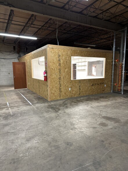 More Photos Of 4115 N 6th St, Harrisburg Warehouse For Lease