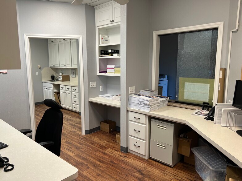 More Photos Of 921 Lakeview Blvd, New Braunfels Medical For Lease