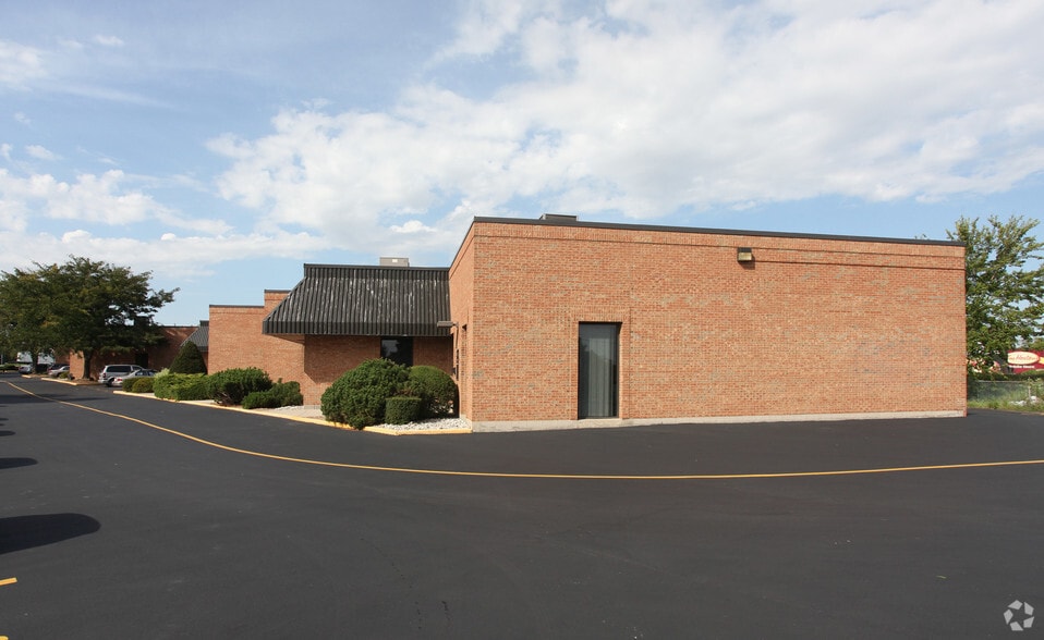 More Photos Of 250 Wyecroft Rd, Oakville Office For Lease