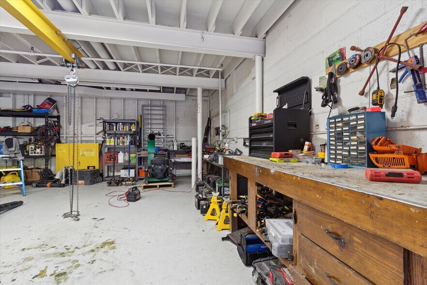 More Photos Of 4800 Joslyn Rd, Lake Orion Light Manufacturing For Sale