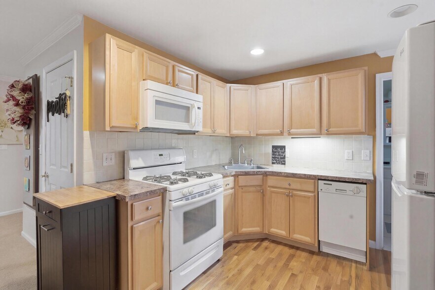 More Photos Of 106 Newport Bridge Rd, Warwick Multifamily For Sale