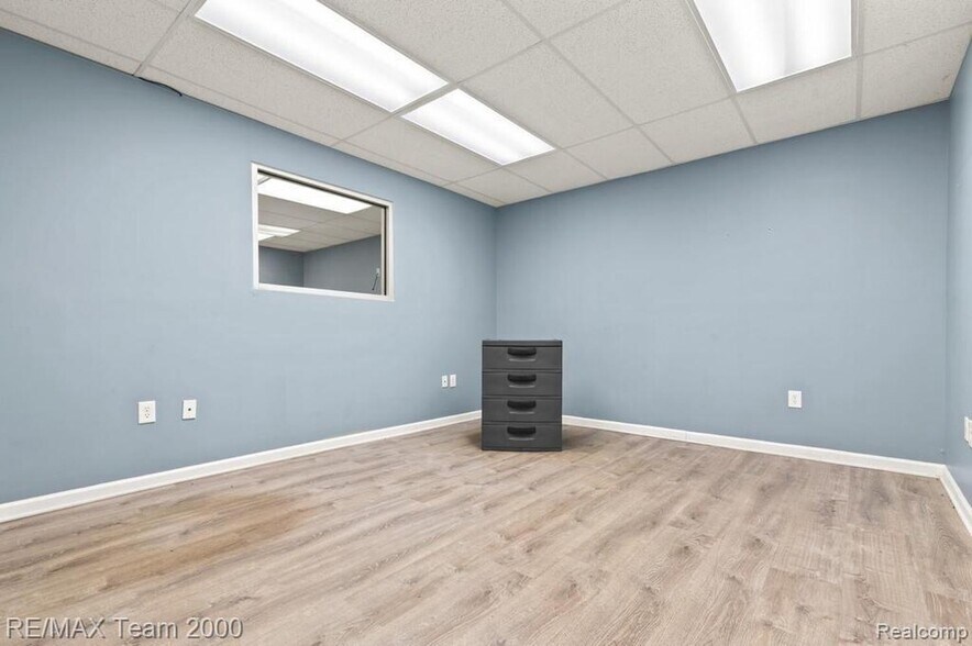 More Photos Of 5153 S Beech Daly St, Dearborn Heights Freestanding For Lease
