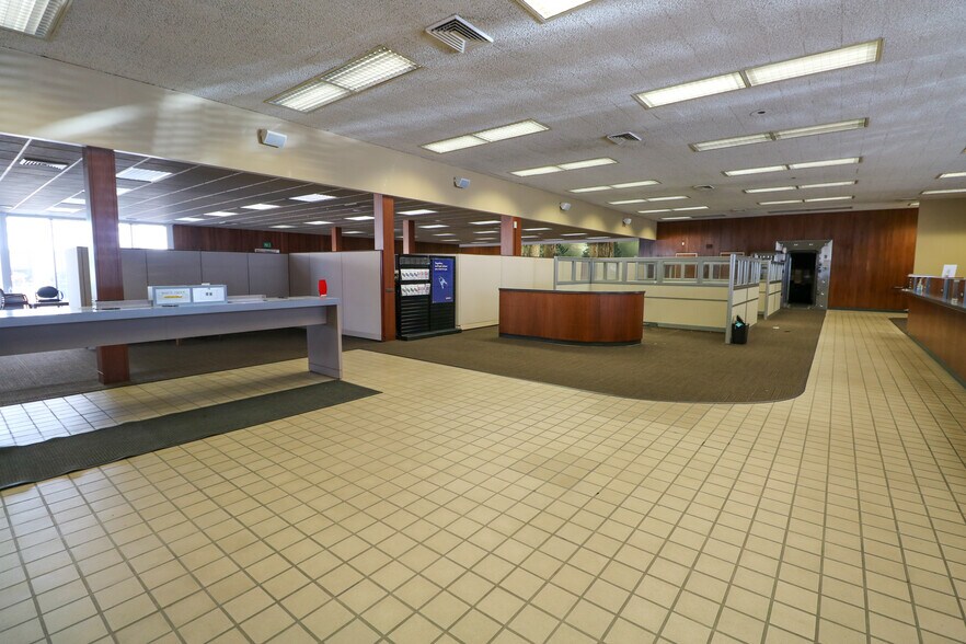 More Photos Of 619 SE Main St, Roseburg Bank For Lease