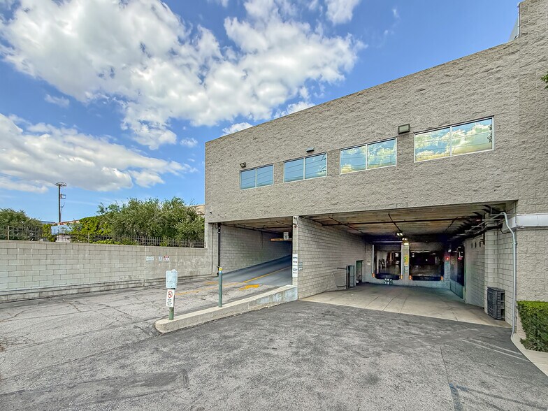 More Photos Of 9540 De Soto Ave, Chatsworth Manufacturing For Lease