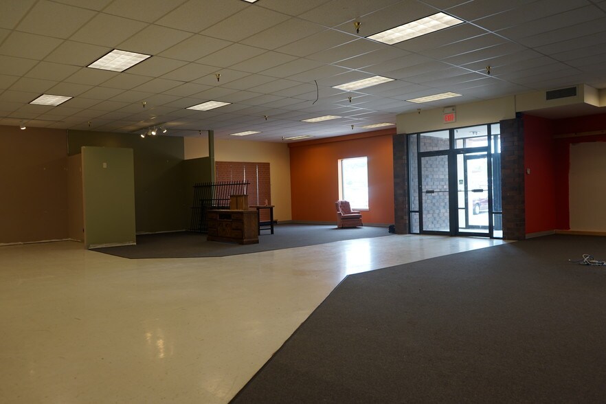 More Photos Of 110-114 S Rum River Dr, Princeton General Retail For Lease