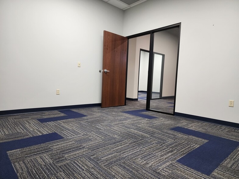 More Photos Of 514 N Harrison St, Shelbyville Freestanding For Lease