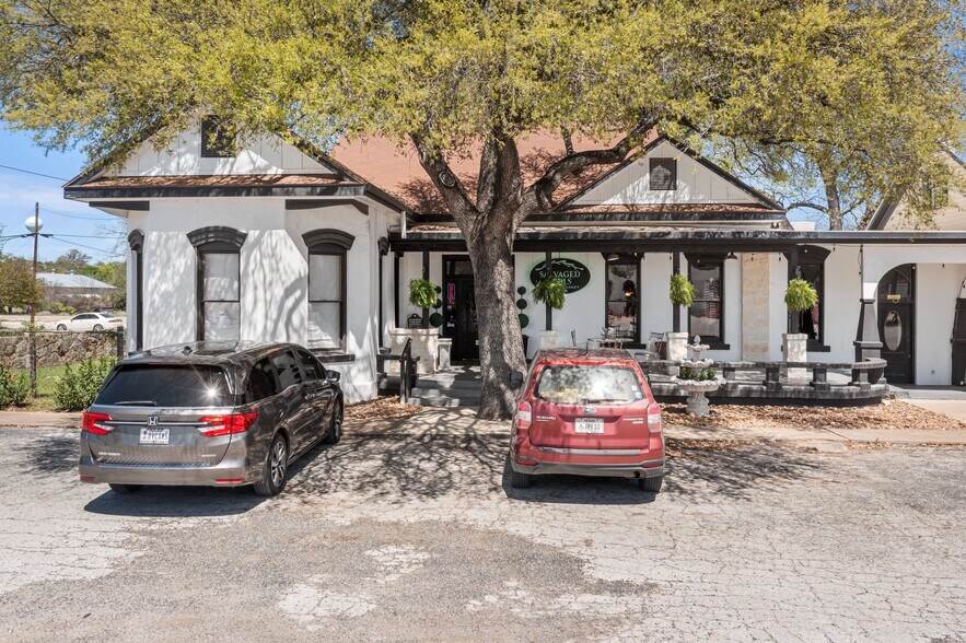 More Photos Of 702 Front St, Comfort Freestanding For Sale