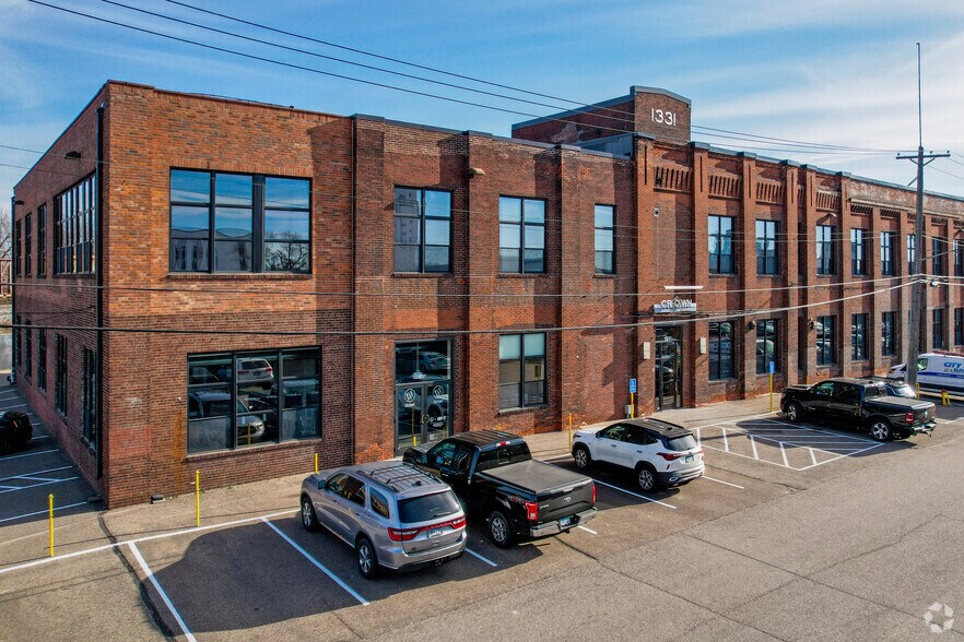 More Photos Of 1331 NE Tyler St, Minneapolis Office For Sale