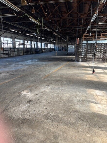 More Photos Of 21 Taylor St, Danbury Manufacturing For Sale