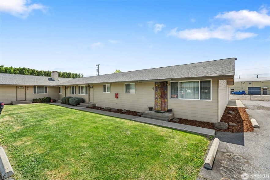 More Photos Of 1011-1015 S 48th Ave, Yakima Apartments For Sale