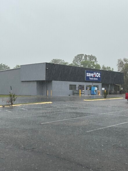 More Photos Of 661 E Hathaway Ave, Bronson Supermarket For Sale