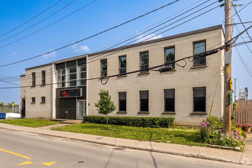 Primary Photo Of 16 Prom Ronald, Montréal-Ouest Fast Food For Lease