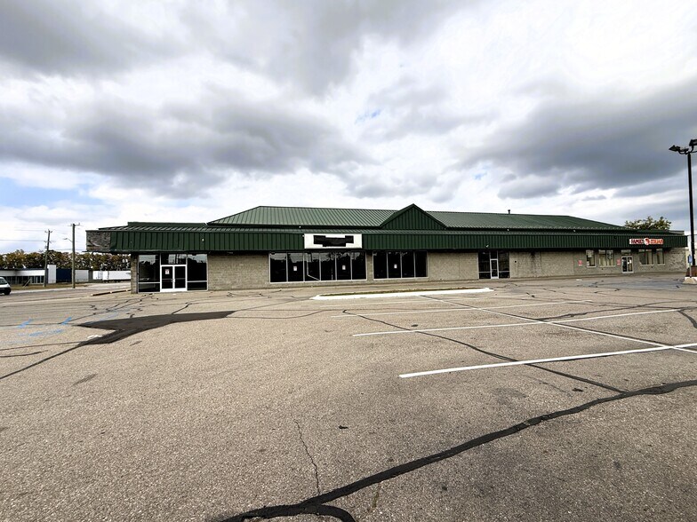 More Photos Of 11811 E 8 Mile Rd, Warren General Retail For Lease