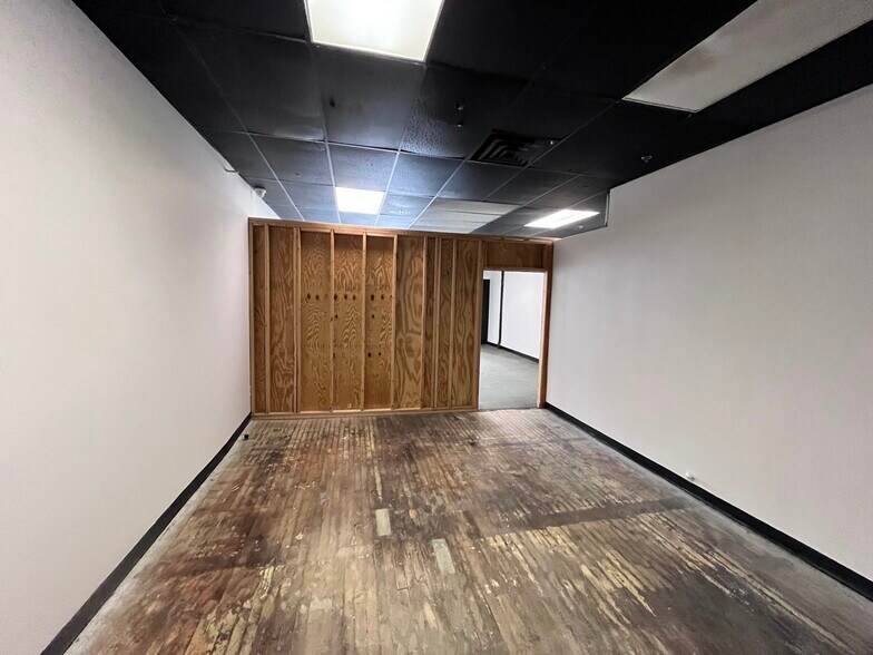More Photos Of 16 W Busse Ave, Mount Prospect Apartments For Lease